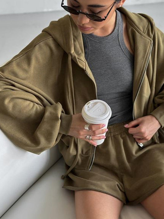 Damen oversized Cropped-Zip-Hoodie mit voluminösen Ballonärmeln und elastischer High‑Waist Loungeboxer-Shorts Shop Nory
