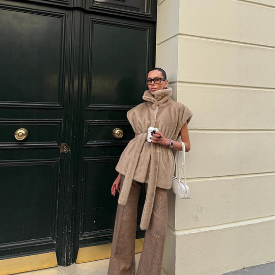 Damen Ärmellose Kunstfell‑Weste mit hohem Stehkragen und tailliertem Bindegürtel Shop Nory