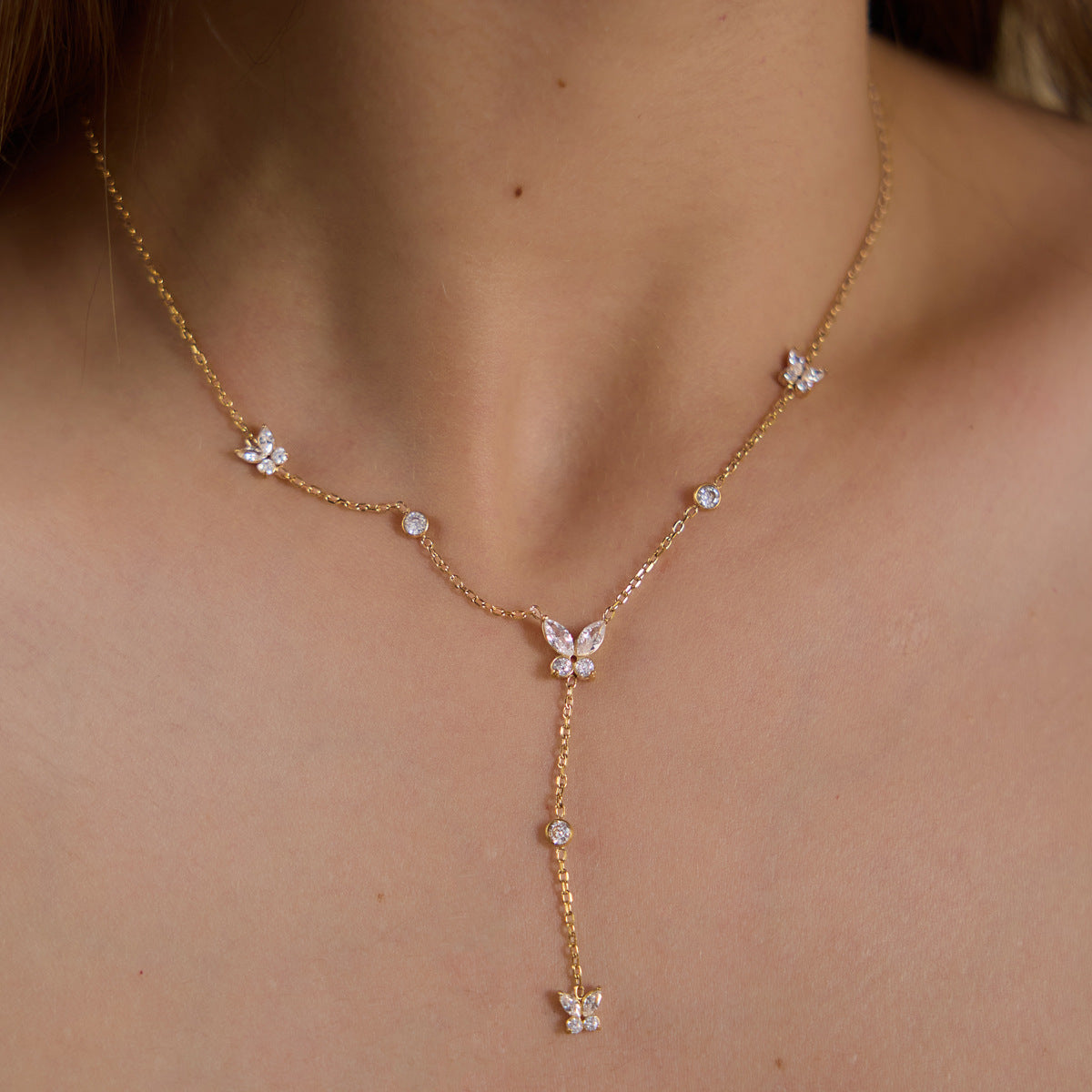 Damen Halskette mit zarten Schmetterlingsanhängern und funkelnden Zirkonia Shop Nory