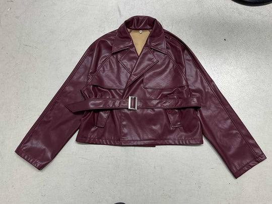 Damen nan kurzes Kunstleder-Trenchcoat mit Taillengürtel, breitem Revers und Cape-Detail Shop Nory