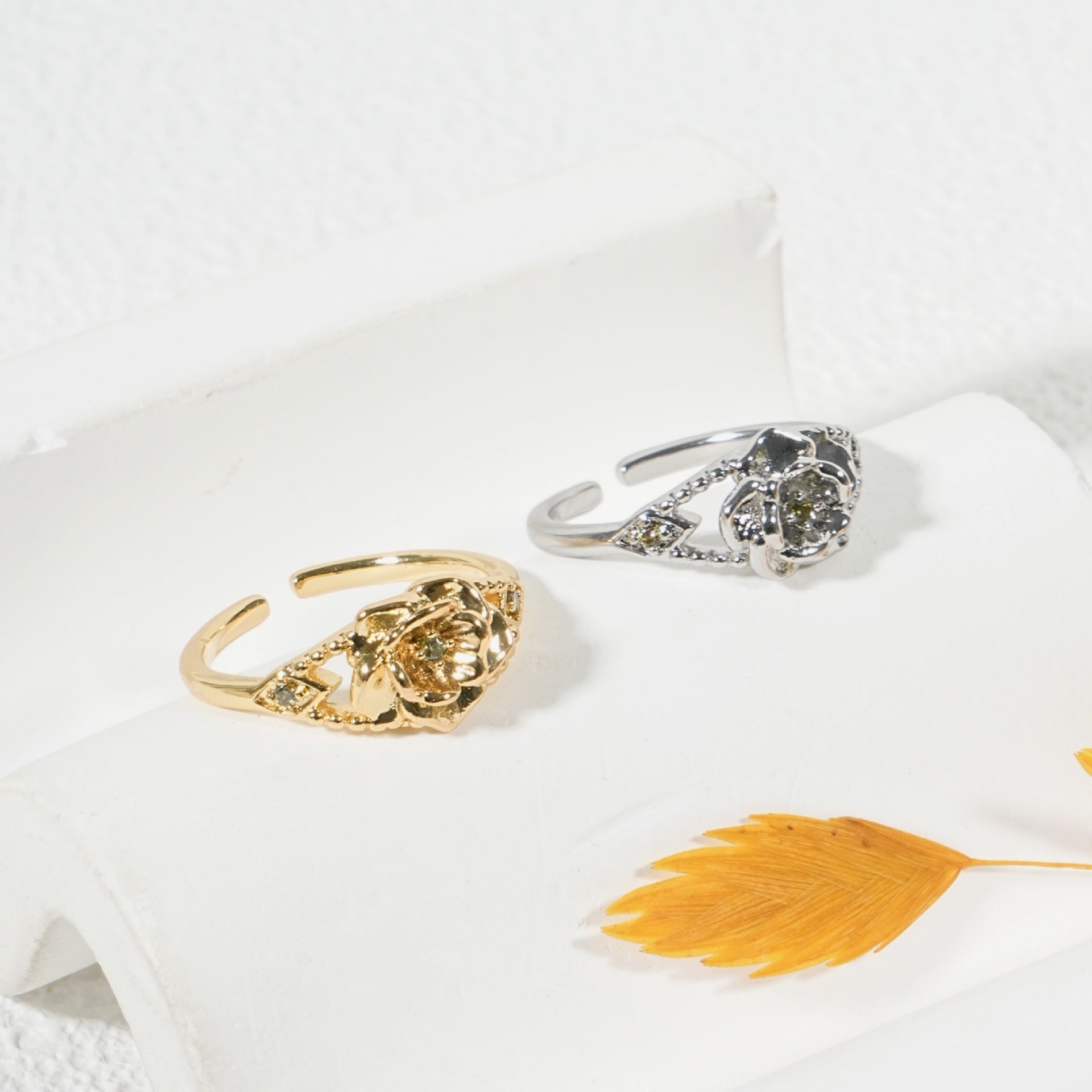 Damenring mit floralem Design und funkelndem Strass Shop Nory
