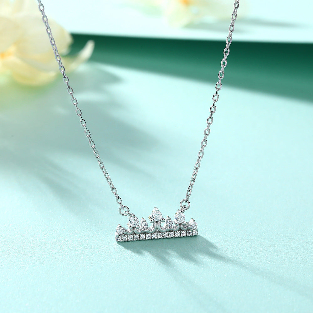 Damen Halskette mit elegantem Kronenanhänger und funkelnden Zirkonia Shop Nory