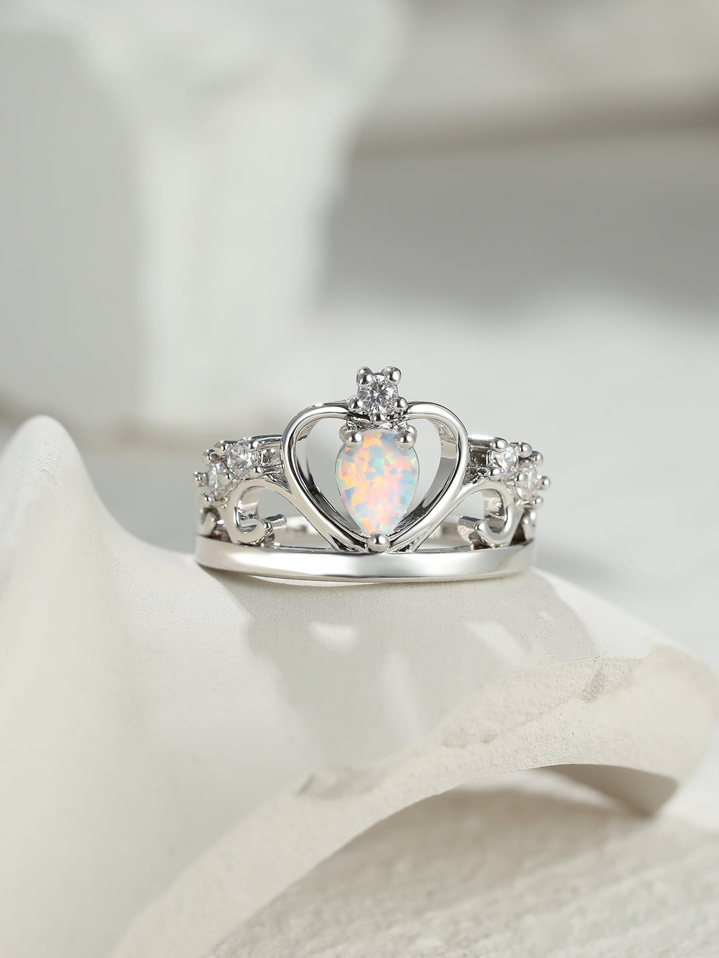 Damen Ring mit herzförmigem Opal und funkelnden Zirkonia-Details Shop Nory