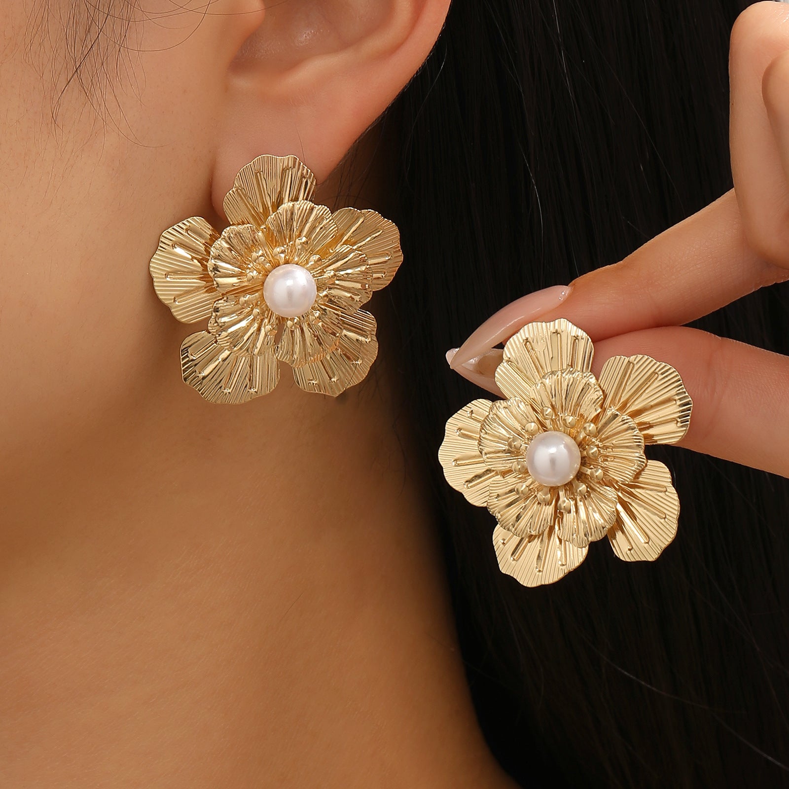 Damen Ohrringe mit kunstvollem Blumendesign und Perlenakzenten Shop Nory