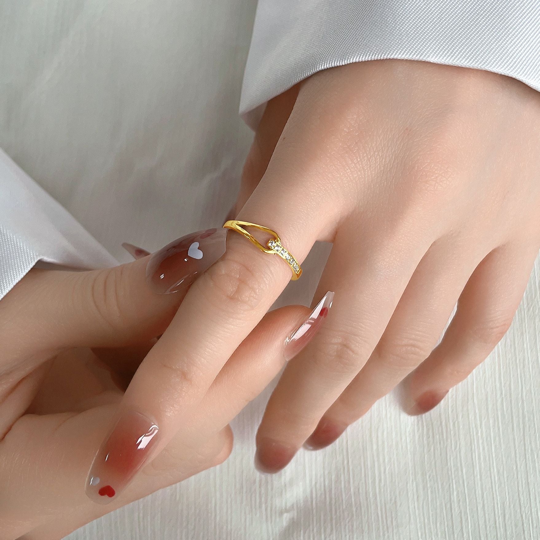 Damen eleganter Ring mit funkelndem Zirkonia und modernem V-Design Shop Nory