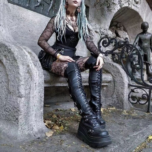 Damen Überknie Stiefel mit Schnallen-Detail und robustem Plateau