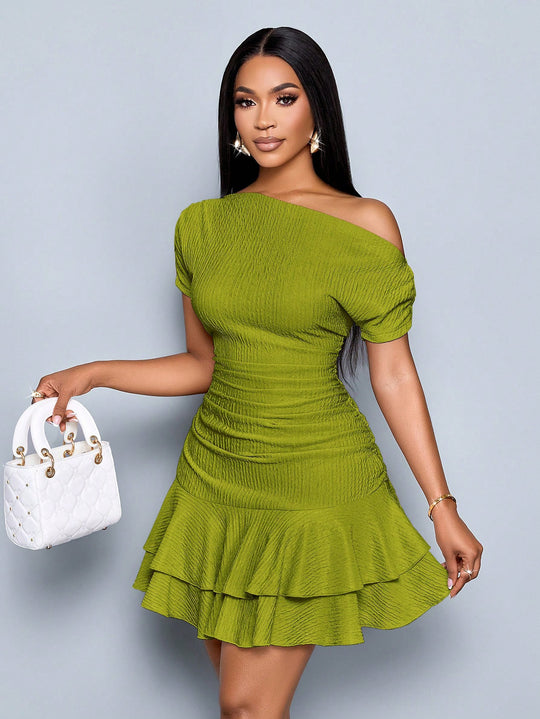 Damen Figurbetontes gerafftes schulterfreies Minikleid mit Stufenvolant und Kreppstruktur Shop Nory