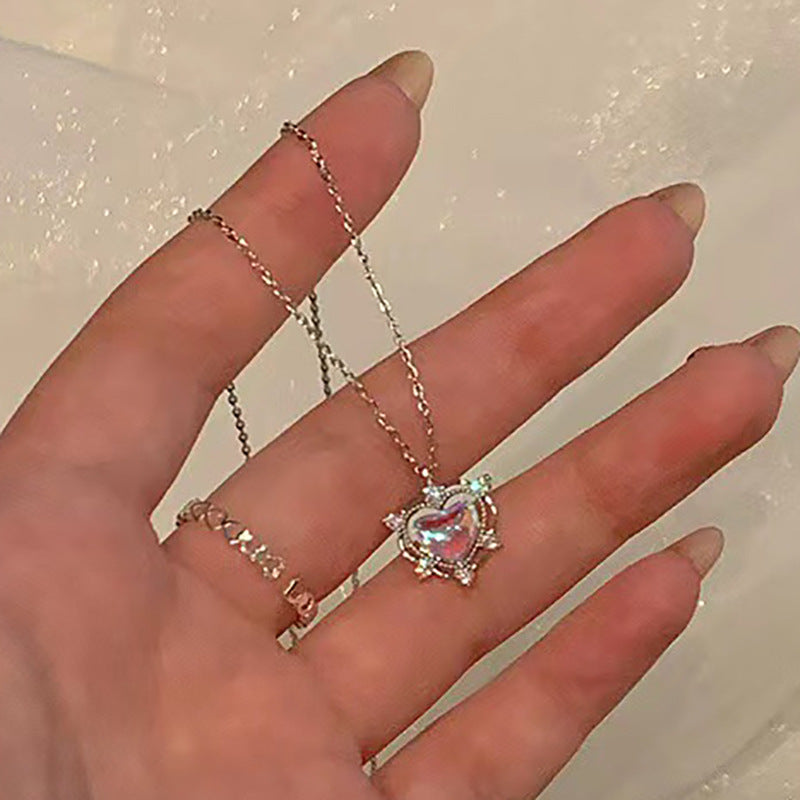 Damen Halskette mit funkelndem Schmetterlingsanhänger und eleganter Kettenstruktur Shop Nory