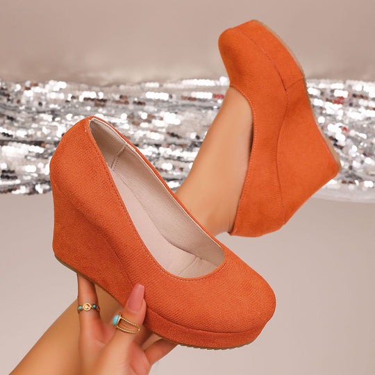 Damen Wedge-Pumps mit zierlichem Riemen und glänzendem Akzent Shopnory