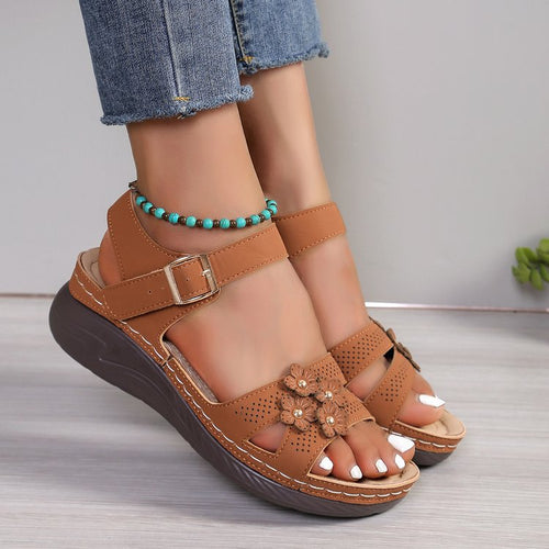 Damen Bequeme Keil-Sandalen mit floralem Zierdetail, gepolstertem Komfortfußbett und verstellbarem Knöchelriemen Shop Nory