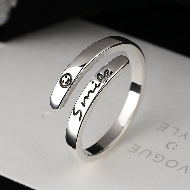 Damen Ring mit modernem Schriftzug und filigraner Struktur Shop Nory