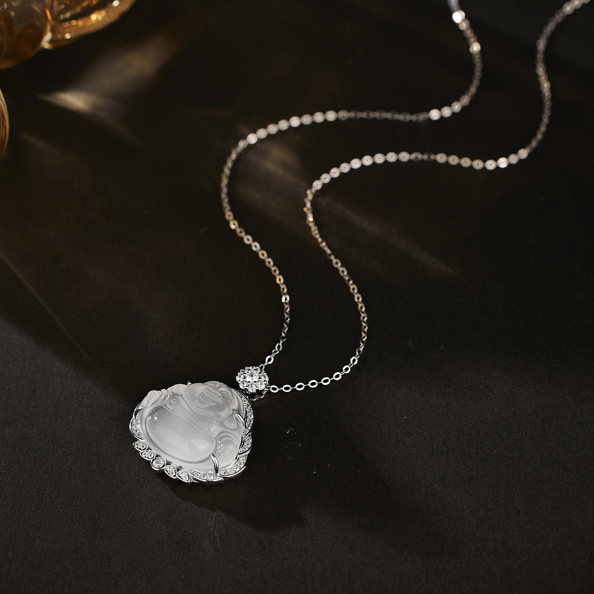 Damen Anhänger mit Buddha-Motiv aus hochwertigem Halbedelstein und funkelnden Zirkonia Shop Nory