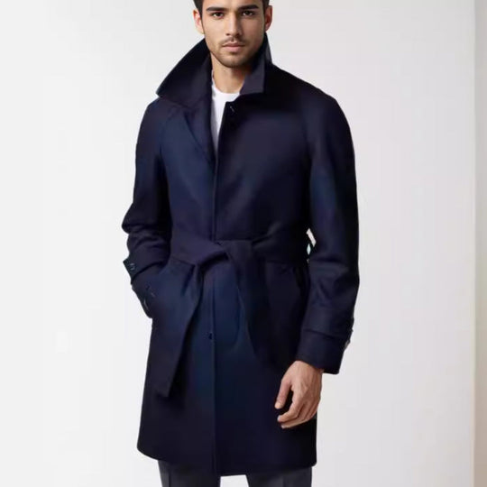 Herren klassischer Trenchcoat mit stilvollem Gürtel und doppelter Knopfreihe