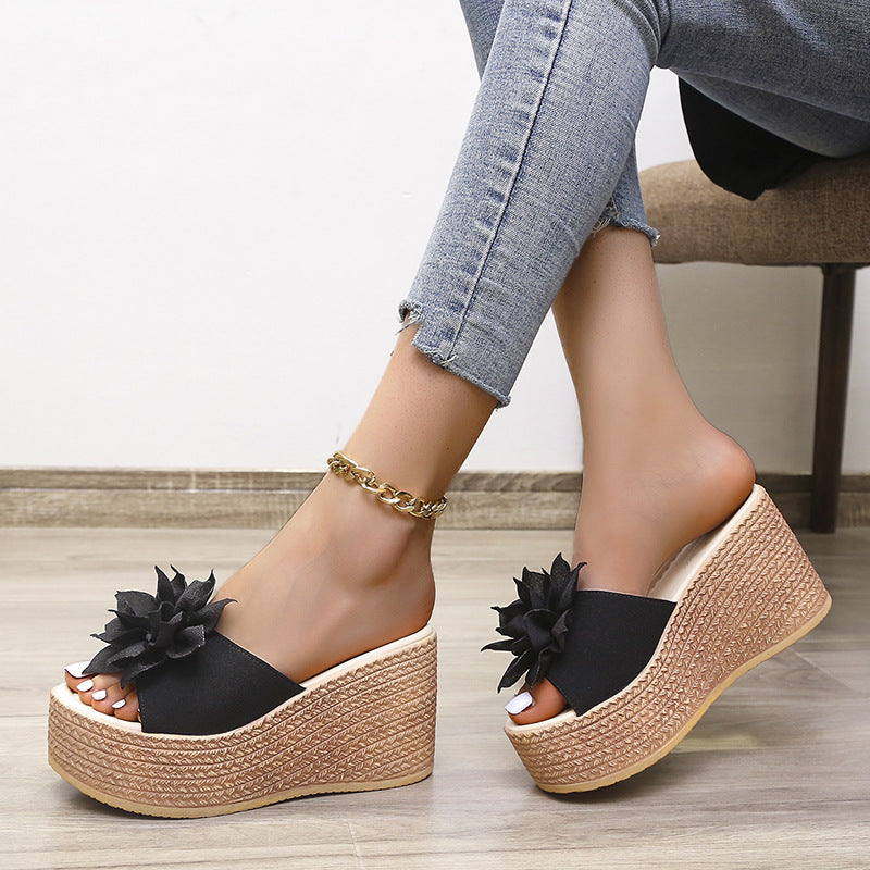 Damen Wedge-Sandalen mit floralen Applikationen und bequemem Fußbett Shopnory