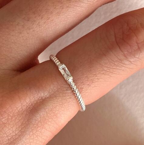 Damen Ring mit einzigartigem geschlungenen Design und funkelndem Stein Shop Nory