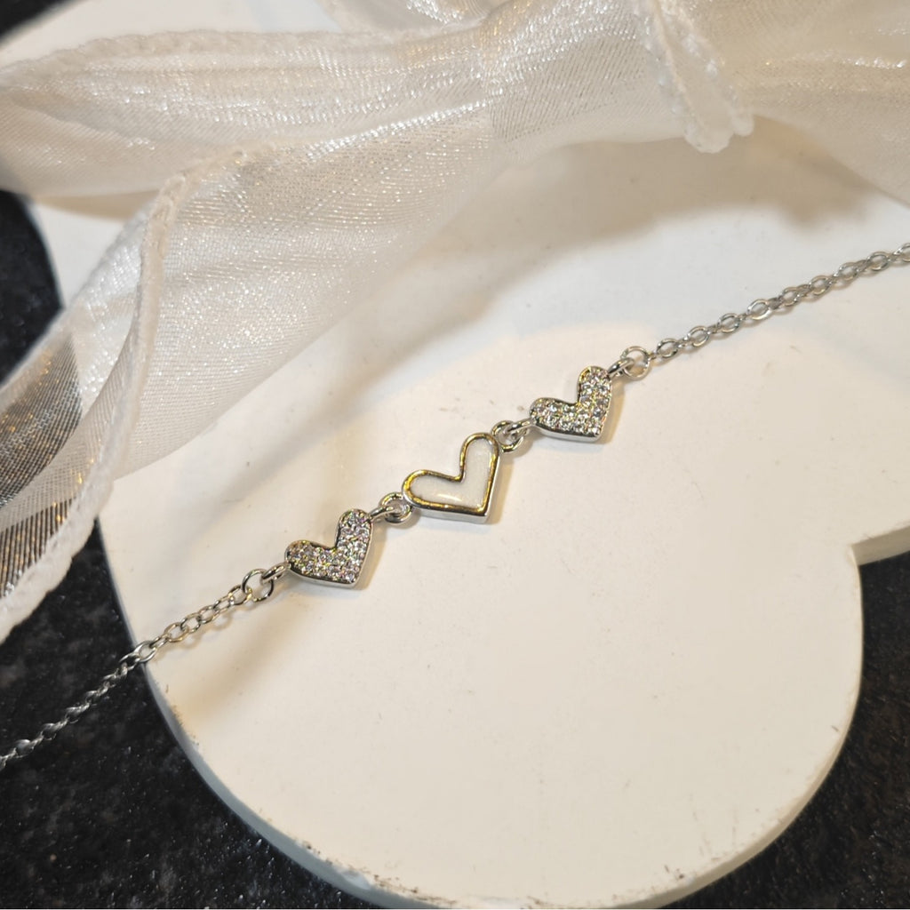 Damen Armband mit filigranem Herzdesign und funkelnden Zirkonia Shop Nory