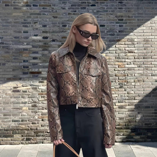 Damen cropped Kunstlederjacke im Schlangenprint