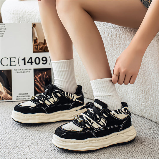 Damen denim-Plateau-Sneaker mit kontrastnähten, wattierter Wellenlaufsohle und verzierten Schnürdetails Shop Nory