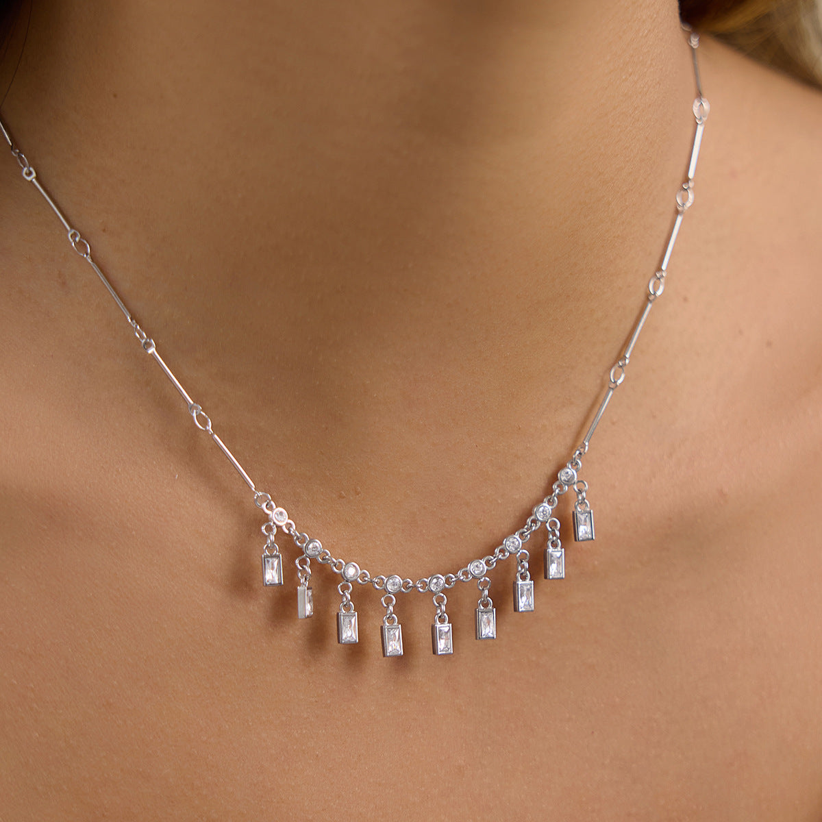 Damen modische Halskette mit hängenden Zirkonia-Elementen Shop Nory