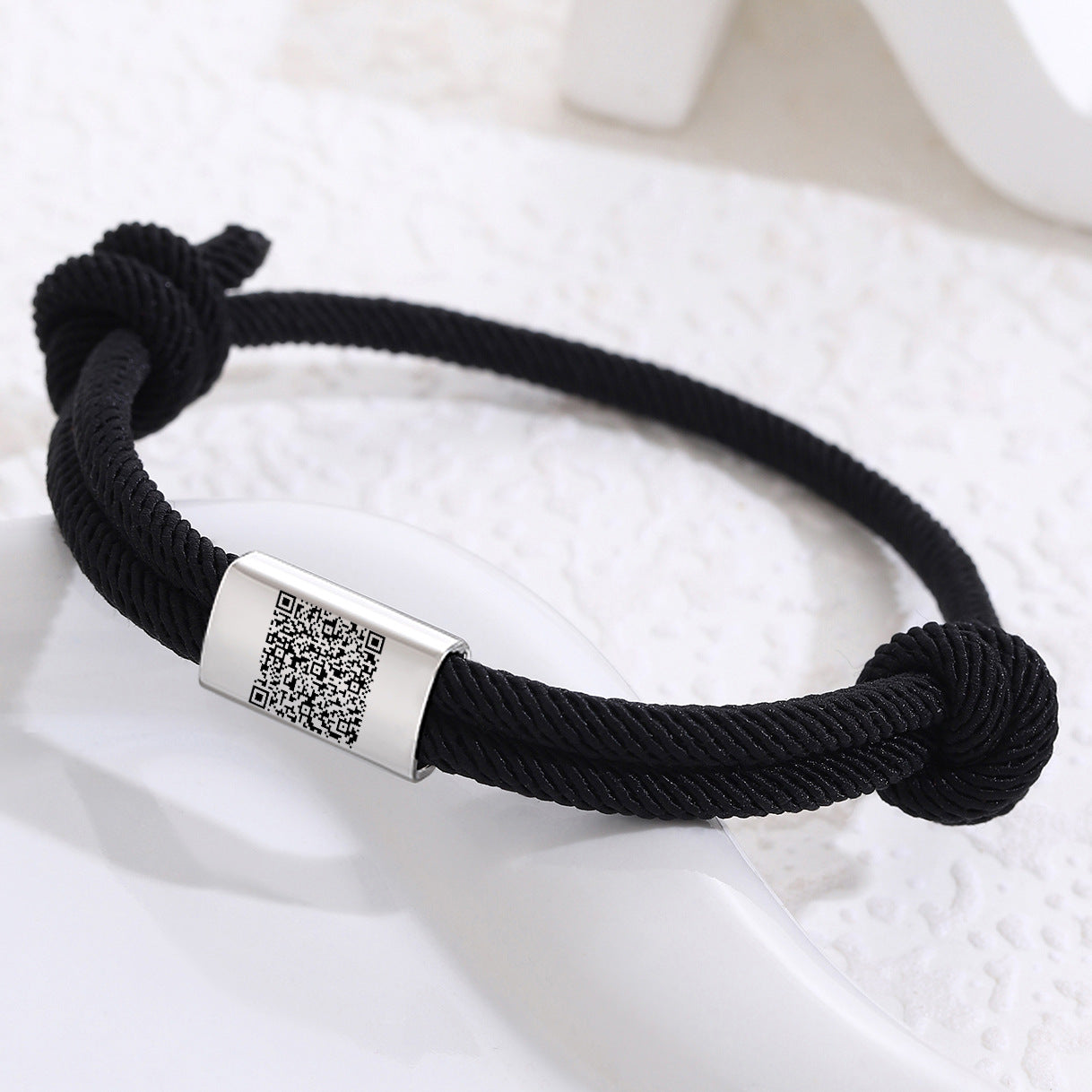 Damen geflochtenes Armband mit goldfarbener Akzentverschlusseinheit Shop Nory