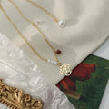 Damen Halskette mit filigranem Rosendesign und edlen Perlenakzenten Shop Nory
