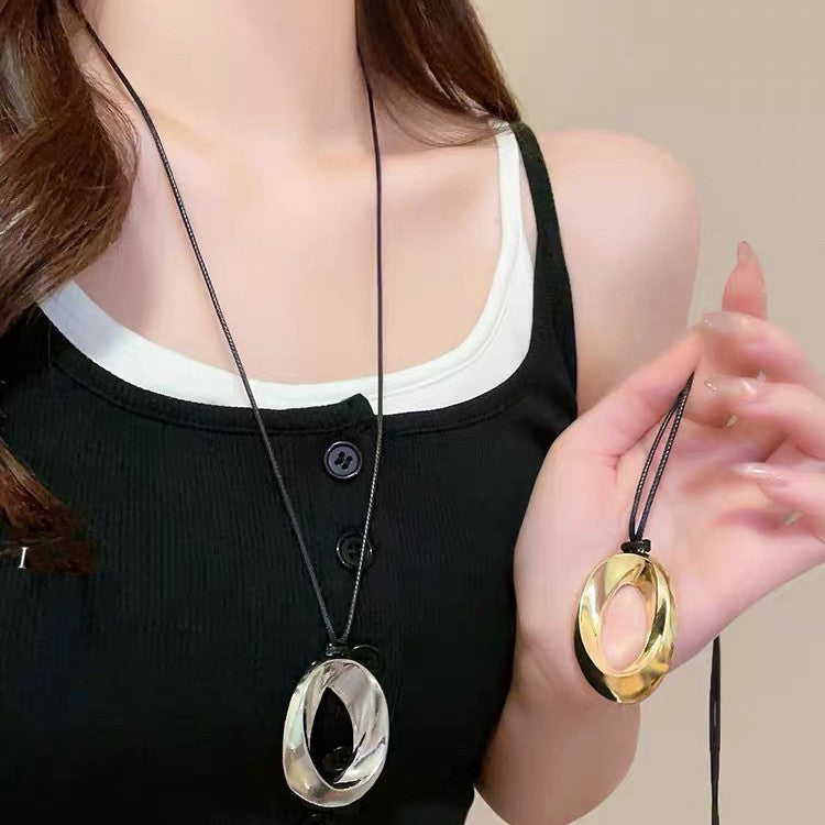 Damen Halskette mit elegantem, geschwungenem Anhänger aus hochwertigem Metall Shop Nory