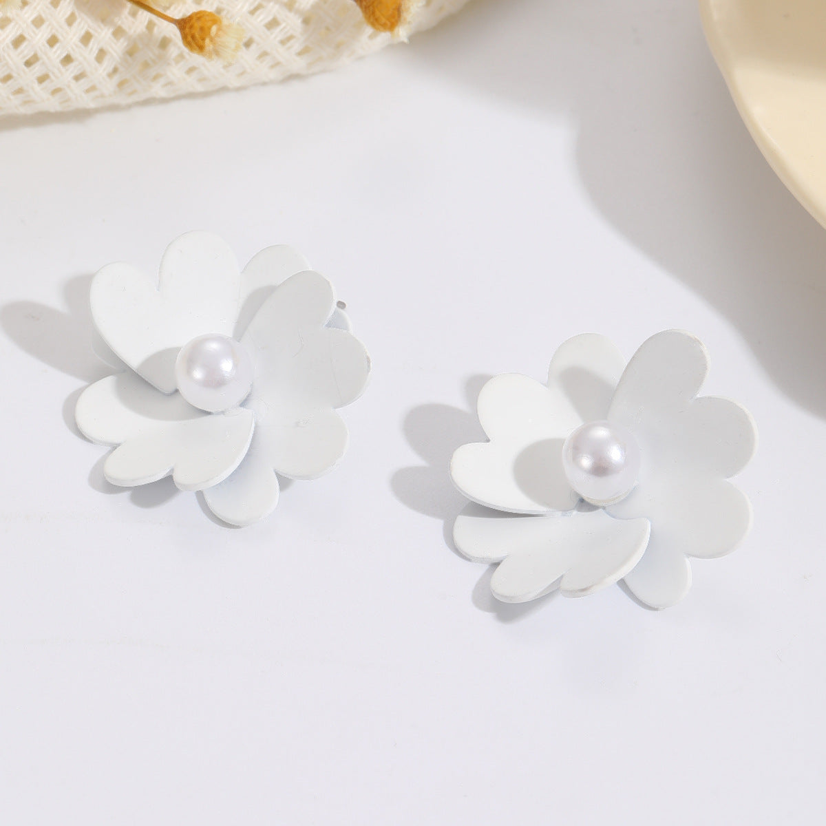 Damen Ohrstecker mit lebendigem Blumendesign und stylishen Perlenakzenten Shop Nory