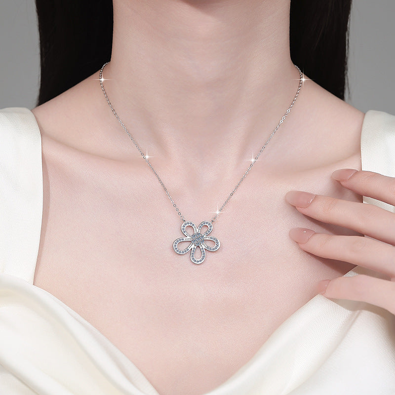 Damen Halskette mit filigranem Blumenanhänger und funkelnden Kristallen Shop Nory