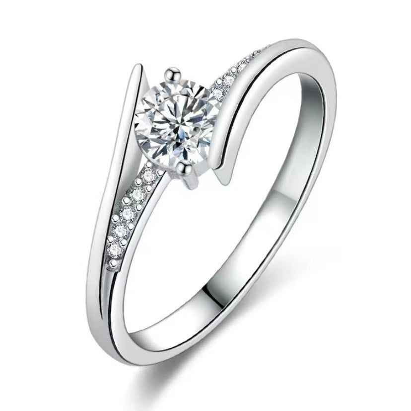 Damen Verführerischer Ring mit funkelndem Zirkonia und filigranen Details Shop Nory