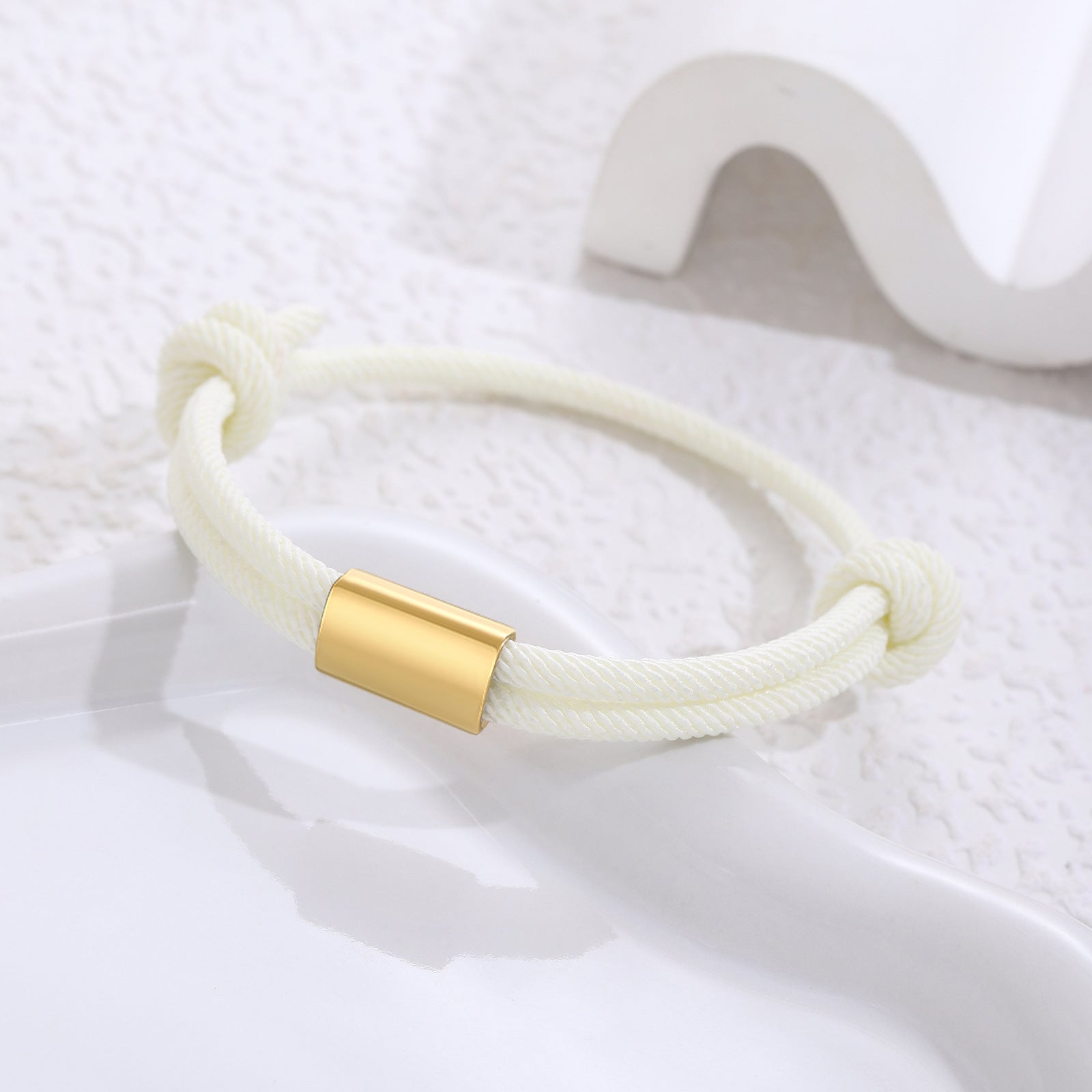 Damen geflochtenes Armband mit goldfarbener Akzentverschlusseinheit Shop Nory
