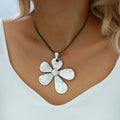 Damen Halskette mit floralen, handgefertigten Anhängern aus hochwertigem Metall Shop Nory