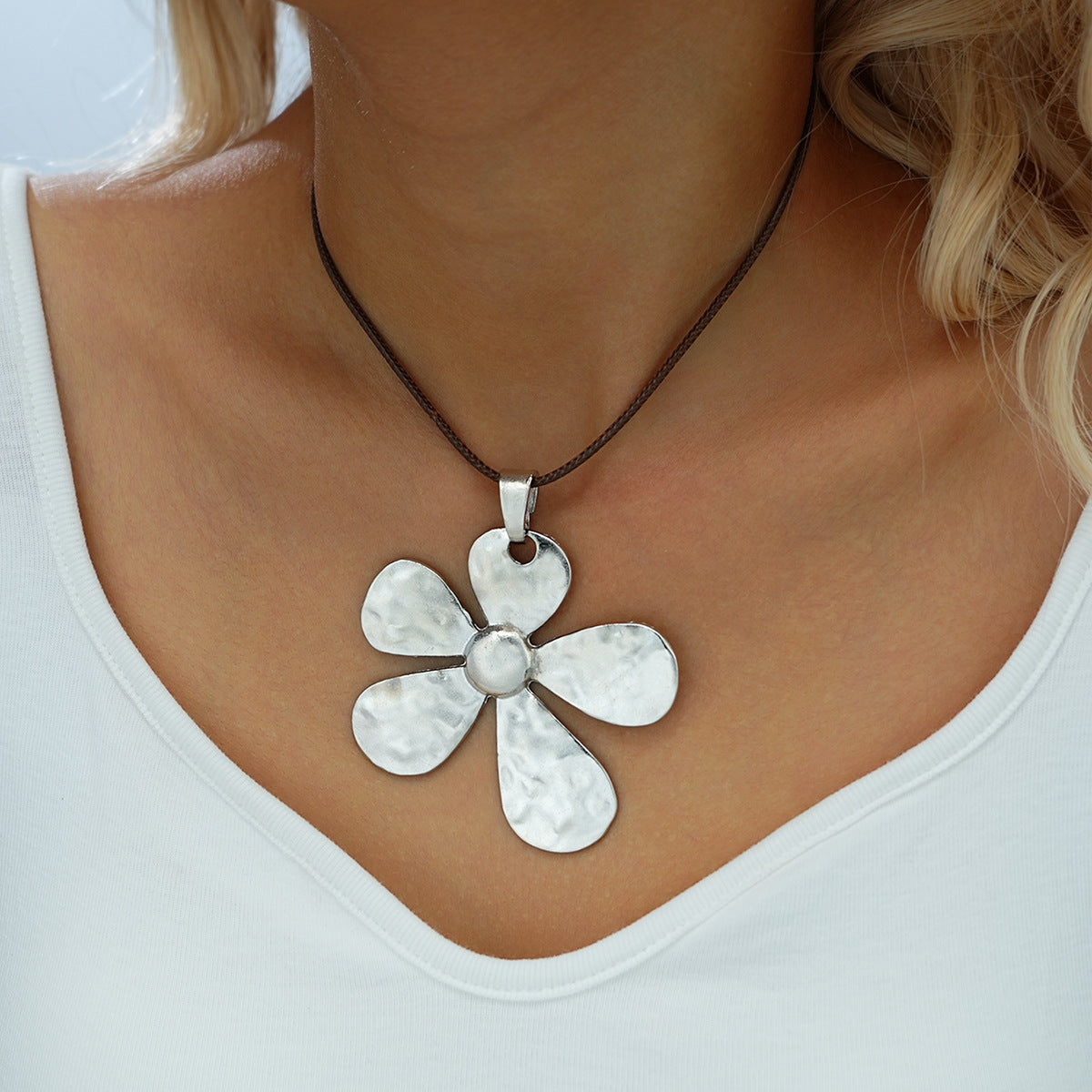 Damen Halskette mit floralen, handgefertigten Anhängern aus hochwertigem Metall Shop Nory