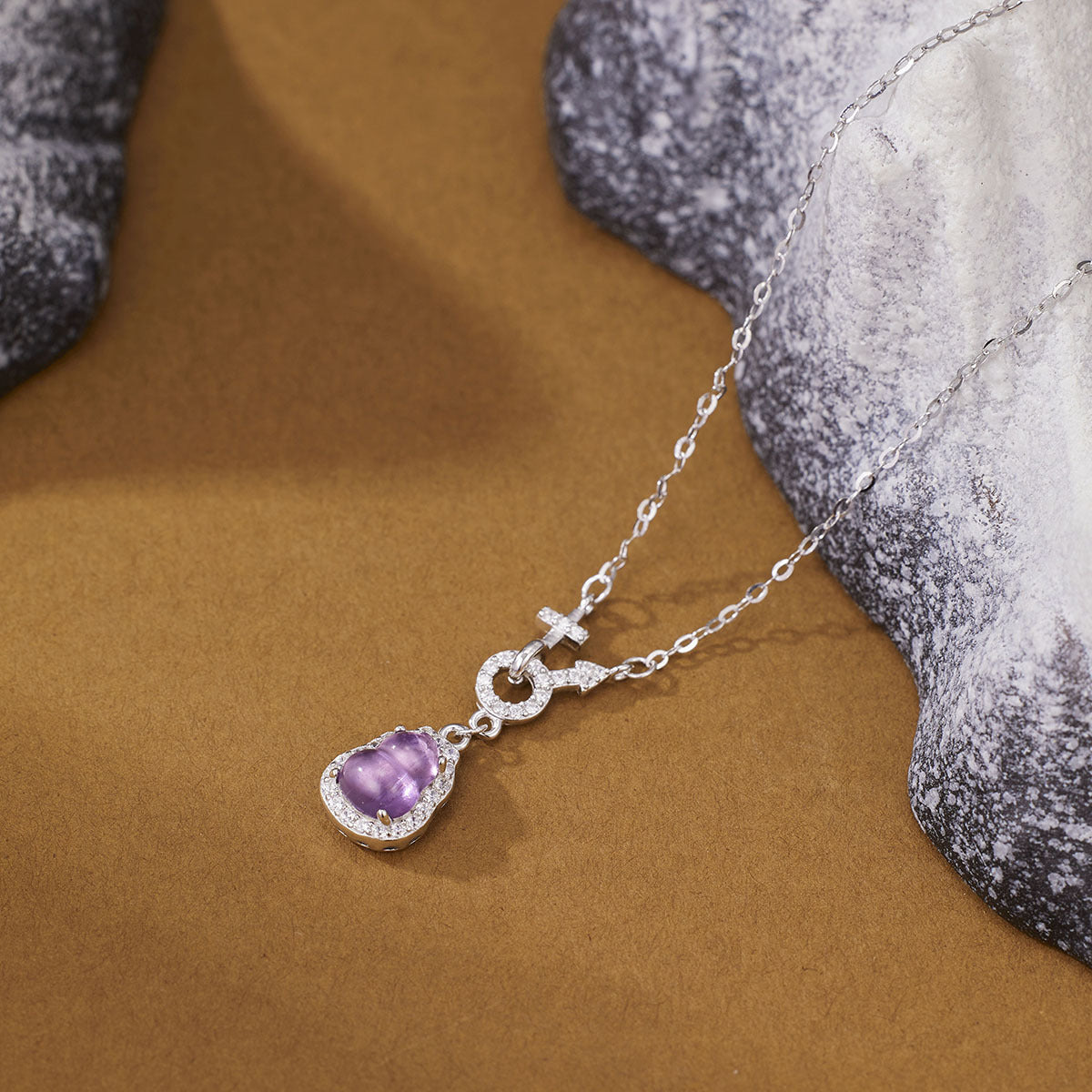 Damen Kette mit kunstvollem Anhänger aus hochwertigem Amethyst und funkelnden Zirkonia Shop Nory