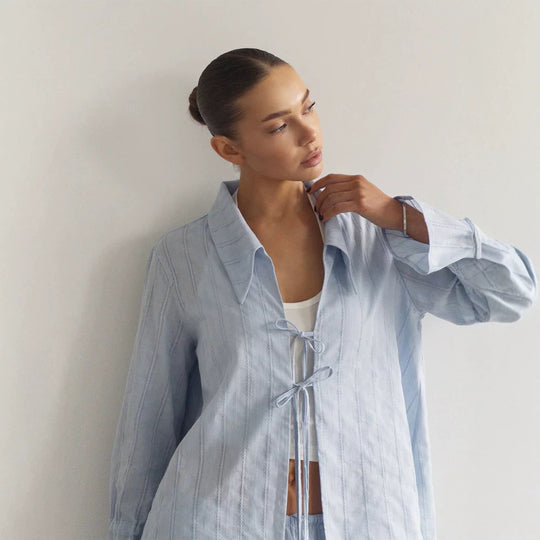 Damen Locker fallende Leinenoptik-Bluse mit dekorativen Bindebändern und transparenter Streifenstruktur Shop Nory
