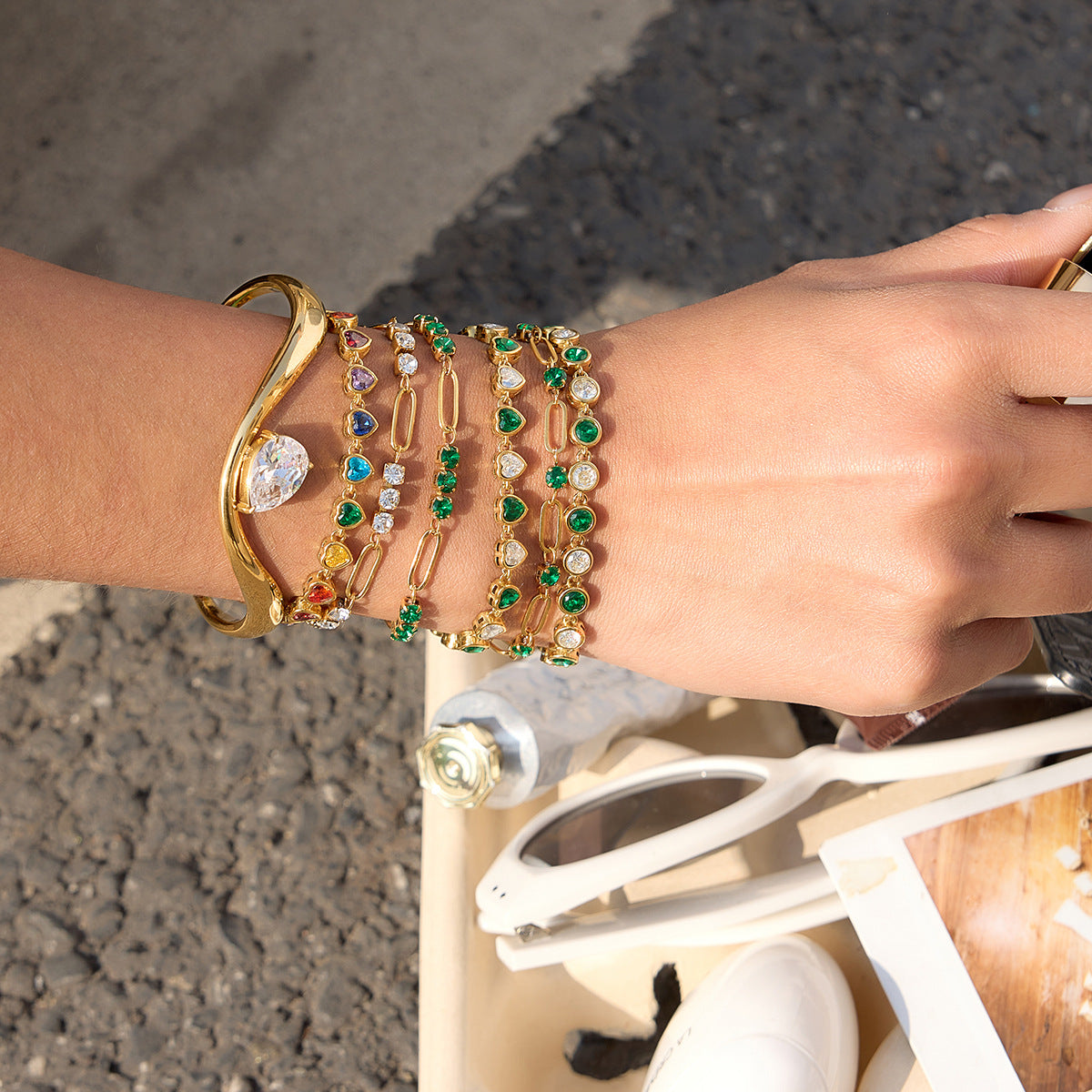Damen Armband mit funkelnden grünen Kristallen und eleganter Edelstahlverarbeitung Shop Nory