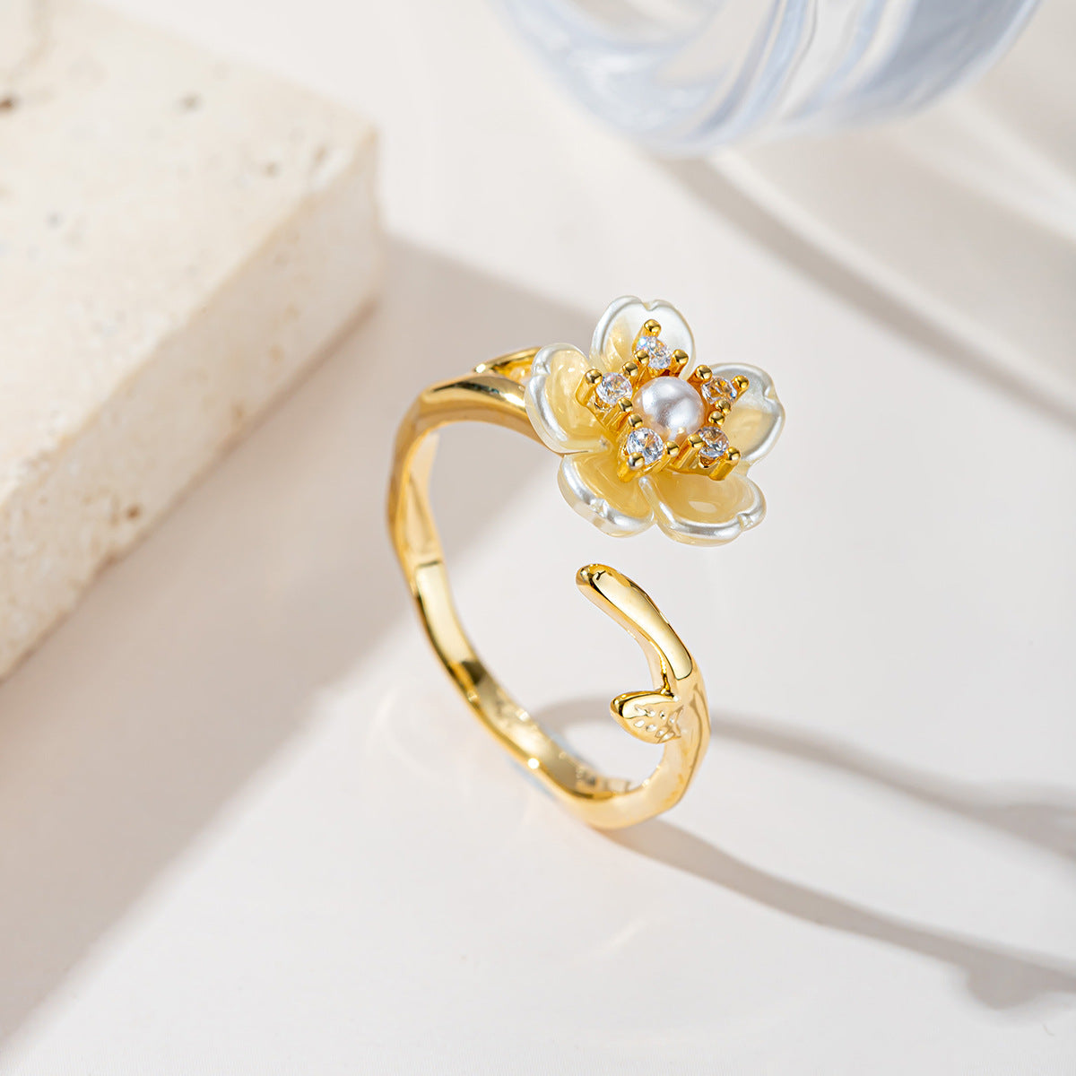 Damenring mit floralen Akzenten und Perlenverzierung Shop Nory