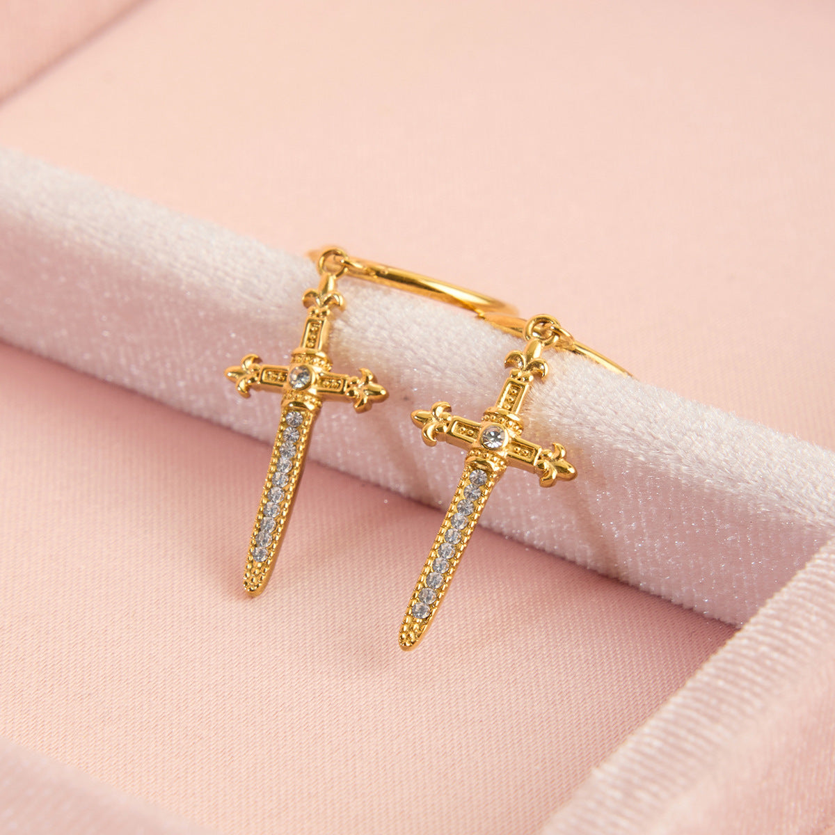 Damen Ohrhänger mit Kreuzanhänger und funkelnden Zirkonia Shop Nory