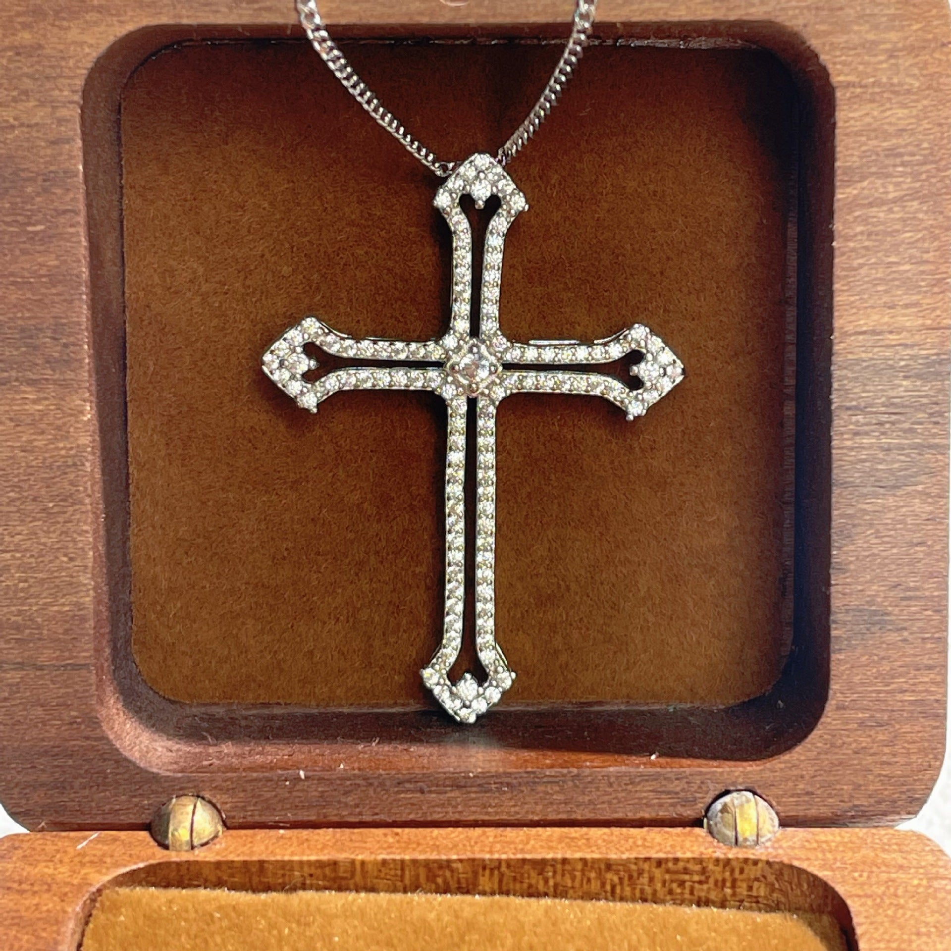 Damen Halskette mit kunstvollem Kreuz-Anhänger und funkelnden Zirkoniasteinen Shop Nory