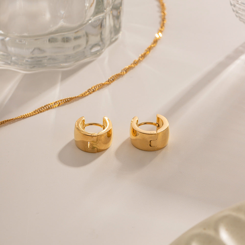 Damen Creolen Ohrringe mit modernem, glänzendem Design Shop Nory