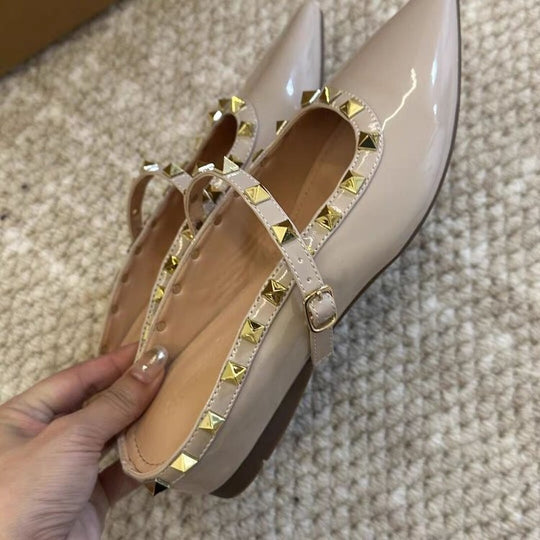 Damen Spitz zulaufende Lack‑Mary‑Jane Mules mit gepolstertem Komfortfußbett und goldenen Pyramidennieten Shop Nory