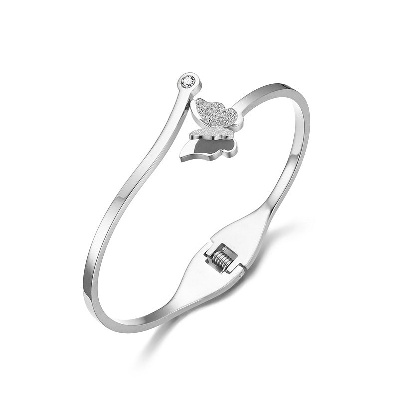 Damen Armreif mit elegantem Schmetterlingsdesign und funkelnden Zirkonia Shop Nory