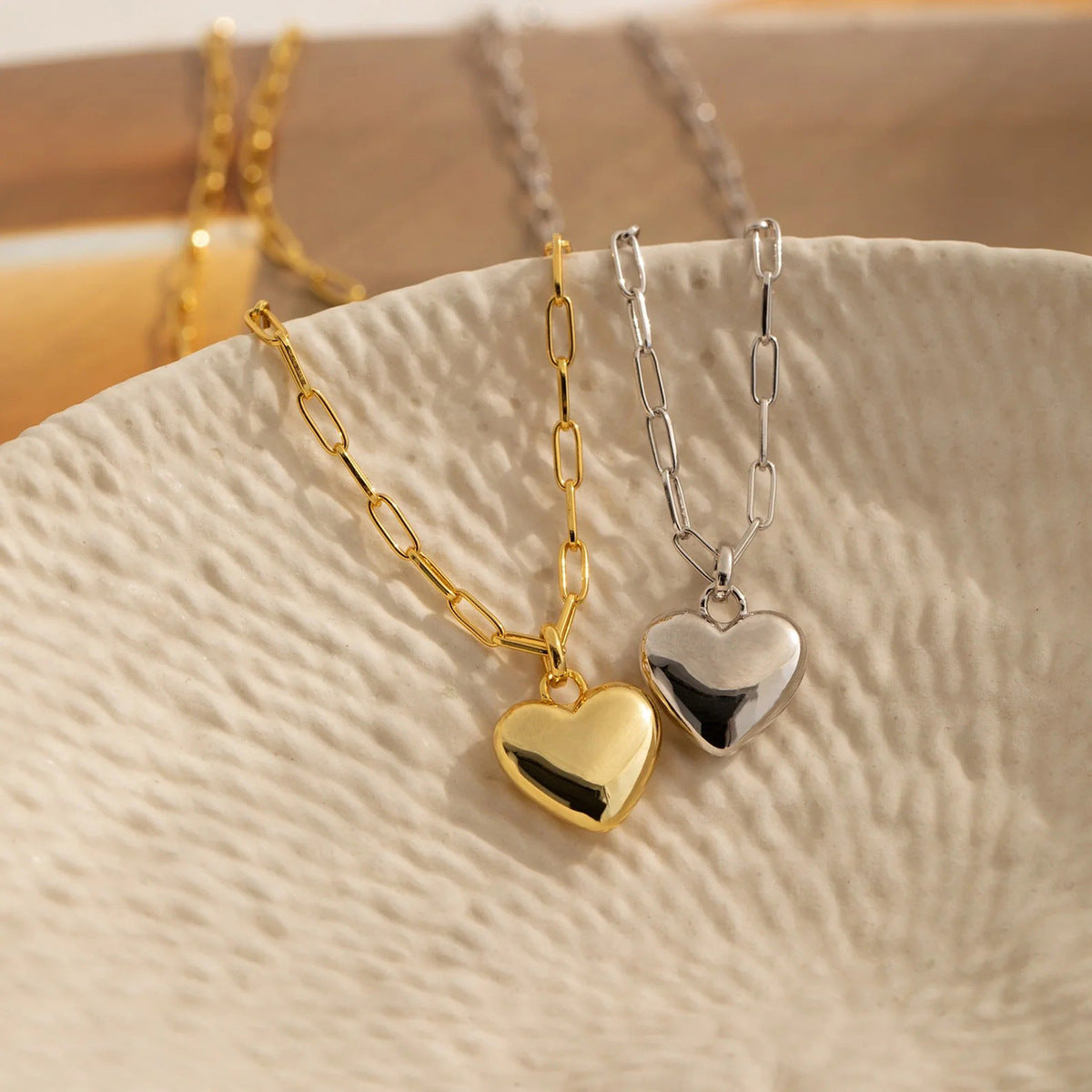 Damen Halskette mit glänzendem Herzanhänger und robuster Gliederkette Shop Nory