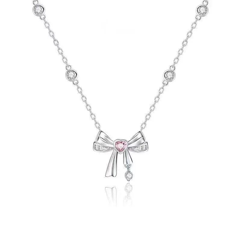 Damen Kette mit filigranem Schmetterlingsanhänger und funkelnden Akzenten Shop Nory