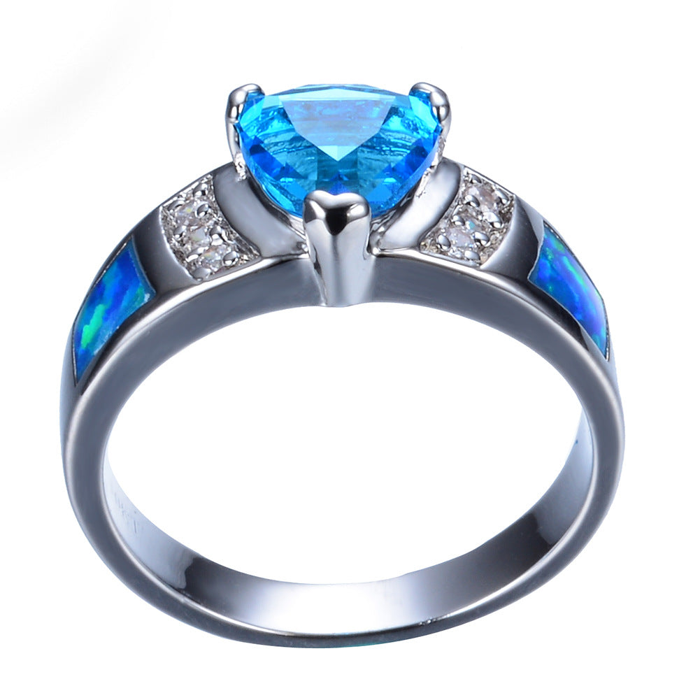 Damen Ring mit kunstvollem, dreieckigem Aquamarin und glitzernden Zirkonia-Elementen Shop Nory