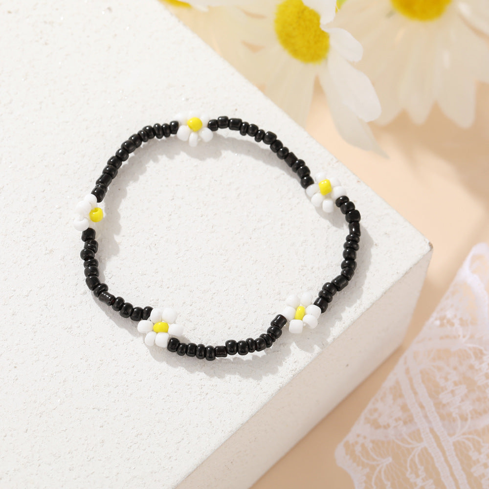 Damen modisches und verspieltes Perlenarmband mit floralem Akzent Shop Nory