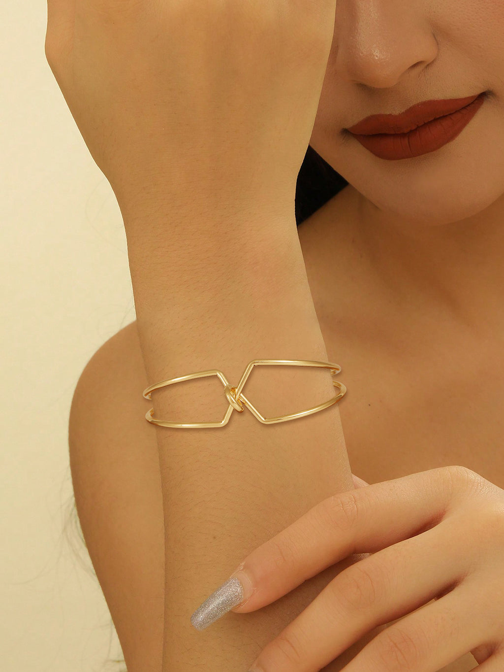 Damen Armreif mit elegantem geschwungenen Design Shop Nory