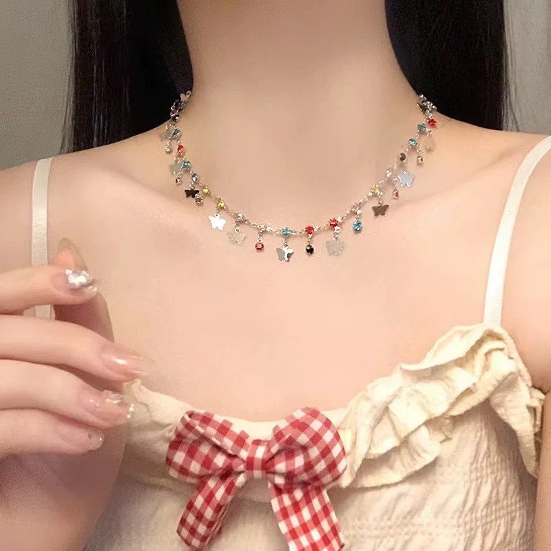 Damen Kette mit verspieltem Design aus bunten Kristallen und charmanten Anhängern Shop Nory