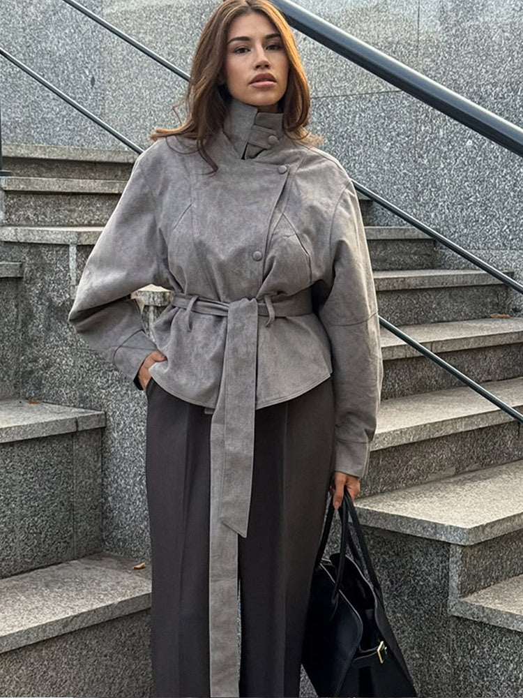 Damen Kurzjacke aus Veloursleder‑Optik mit hohem Stehkragen, Taillengürtel und kastiger Oversize‑Silhouette Shop Nory
