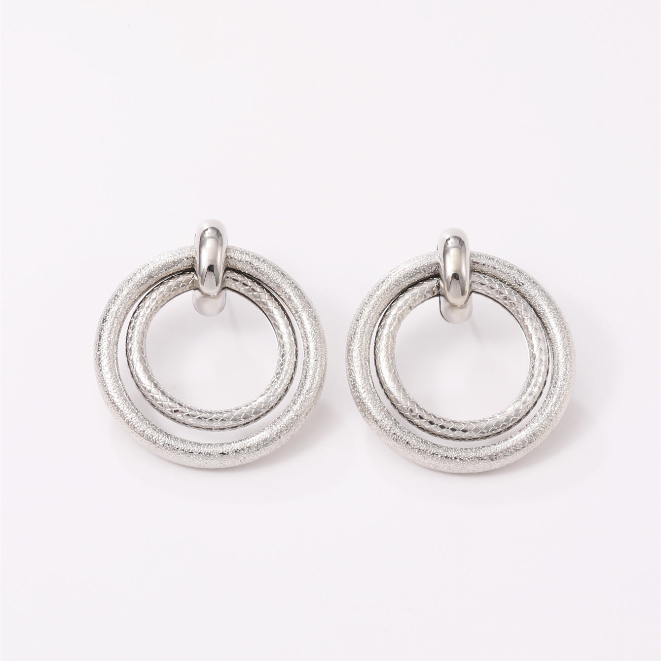 Damen Hängende Ohrringe mit elegantem, geschwungenem Ringdesign Shop Nory