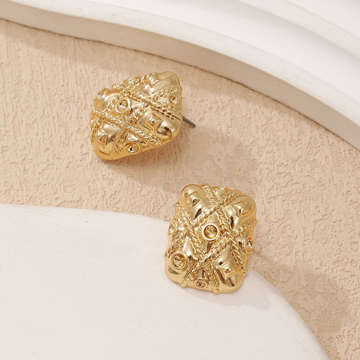 Damen Ohrstecker mit kunstvollem Golddesign Shop Nory